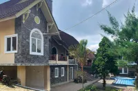 Urbanview Hotel Villa Q Gisting by RedDoorz Hotels in Gisting