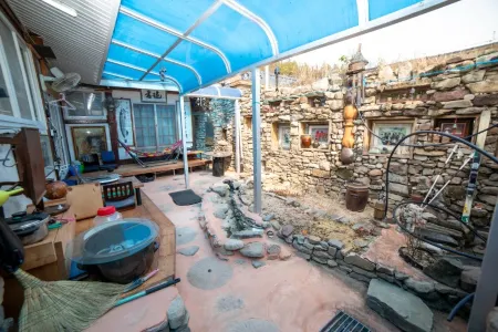 Andong Yeki Village Bed & Breakfast Отели рядом с достопримечательностью «Dosanseowon Confucian School»