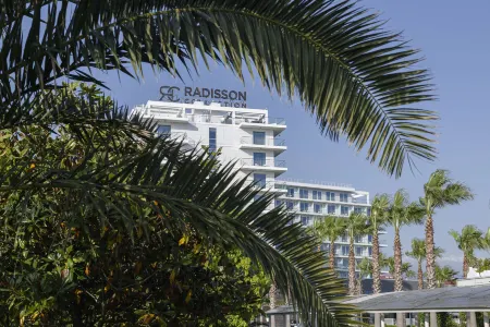 Radisson Collection Paradise Resort and Spa (Рэдиссон коллекшн Парадиз) Отели рядом с достопримечательностью «Имеретинский пляж»