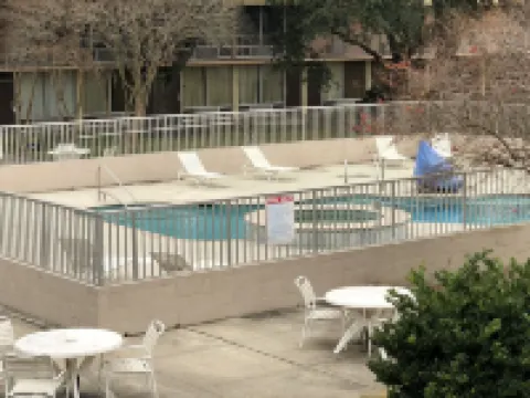 巴吞魯日-I-10温德姆速8酒店