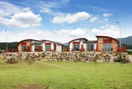 Yeongdeok Sea Sketch Pension Отели рядом с достопримечательностью «Koraebul-haesuyokchang»