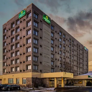 La Quinta Inn & Suites by Wyndham New Haven Отели в г. Нью-Хейвен