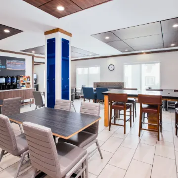 Holiday Inn Express & Suites BUFFALO by IHG