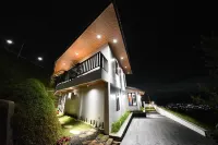 Casa de Monique Villas & Glamping Retreat Hotels in Cibeureum