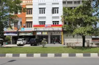 Penginapan Transit Tomato Hotels in Sena