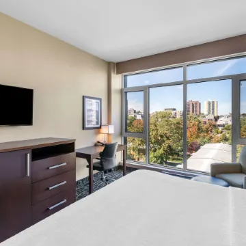 Best Western Plus Hotel Montreal Отели рядом с достопримечательностью «Кинотеатр Экс-Сентрис»