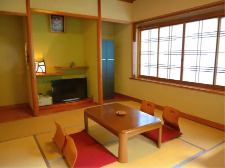 Yunotsuru Onsen Asahiso Отели рядом с достопримечательностью «Cherry Blossom Trees along Yunoko Beach Road»