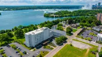 DoubleTree by Hilton Niagara Falls Hotel dekat Aquarium of Niagara