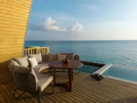 Centara Mirage Lagoon Maldives Hotel a Kodhipparu