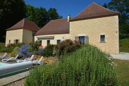 Spacieuse et Confortable Villa Avec Piscine Privée à 10mn à Pied du Centre Ville
