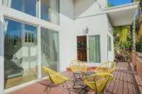 Stunning Views Retro House with Pool/Spa