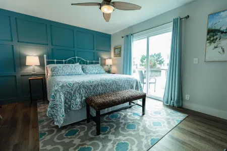 Amazing Sunset Beach canal home - Kayak, paddleboard, bring your boat & jetskis