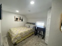1 block to lake, 2 blocks-Surf Ballroom, & 3 blocks-City Park-Perfect posh stay! Hotels in Clear Lake