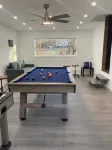 Home w/game room hot tub 65" TV Hulu Netflix AC