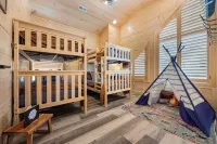 New Pool Cabin/One Mile from Pigeon Forge Strip/Perfect for Groups/Families