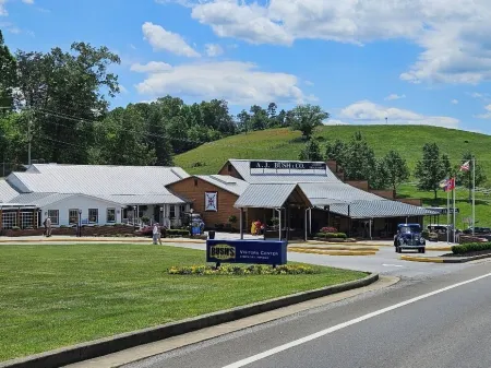 Spacious family friendly home that is pet friendly that is near Douglas Lake. Отели рядом с достопримечательностью «MRT»