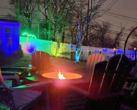 The Good Vibez House! Mini Golf Course,Heated Pool,Hot Tub,Game Room,Angel Wing Hotels in Commack