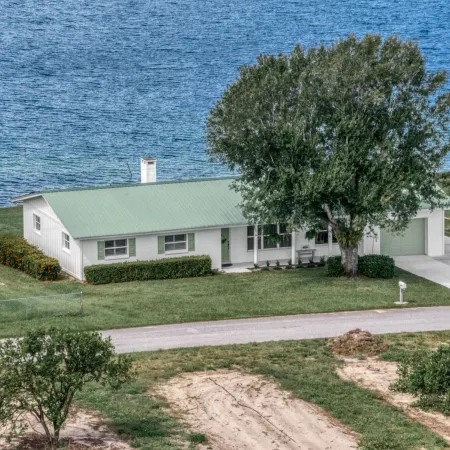 Come enjoy beautiful Lake Isis Cottage.