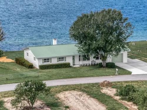 Come enjoy beautiful Lake Isis Cottage. Hotels in Avon Park