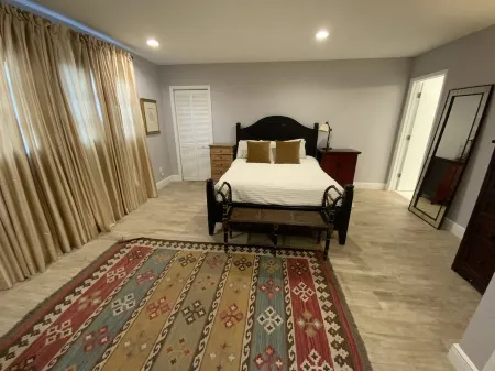 Private Garden-Pool Oasis