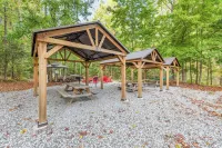 1 bedroom cozy cabin 5 miles to Helen!   Fireplace, Hot tub, kitchen, Fire Pit!