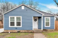 The Waco Charmer: Close to all the attractions!