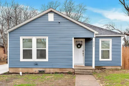 The Waco Charmer: Close to all the attractions!