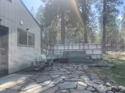 Hot Tub & Mountain Views in Libby