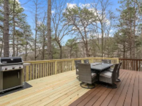 Hidden Haven - Kids friendly home, Great Location, Extended Deck, Outdoor Dining Hotels in Massanutten