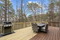 Hidden Haven - Kids friendly home, Great Location, Extended Deck, Outdoor Dining