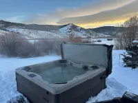 Modern, cheerful home near Winter Park/Granby. Private Hot Tub, mountain views!