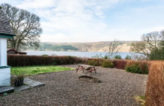 Lovely foresters cottage, amazing Loch Ness views, private beach, pets welcome