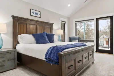 Sherman Suite - Steps to Downtown, Lake CDA! Hot-Tub, Pet & Family Friendly