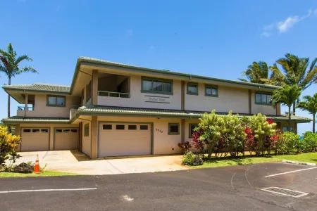 Oceanfront Air Conditioned Condo ~ Walk to Beach ~ Amazing Views