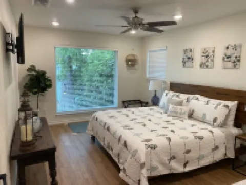 Waterfront 5/3 roomy home, constant level Lake LBJ, jet ski ramp & covered porch 金士蘭酒店