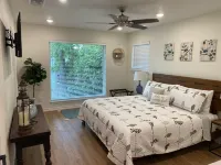 Waterfront 5/3 roomy home, constant level Lake LBJ, jet ski ramp & covered porch