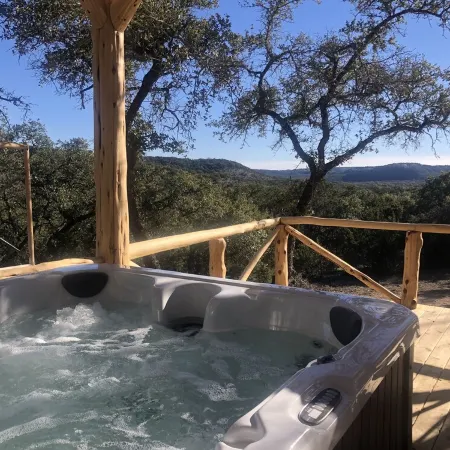 Unique Tilted Treehouse, Private Hot Tub, VIEW on acreage