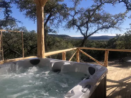 Unique Tilted Treehouse, Private Hot Tub, VIEW on acreage