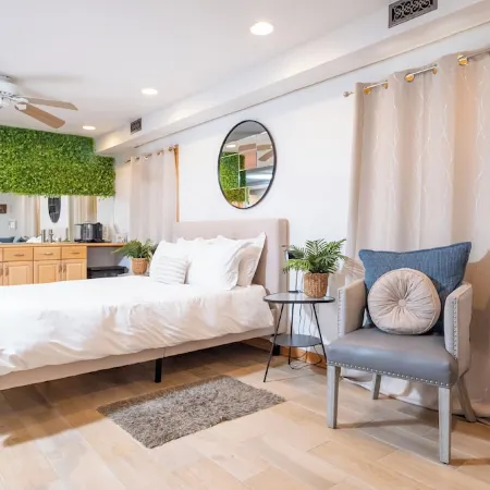 Stay in comfort and style! Encore Private Suite + Free parking! Close to Boston!