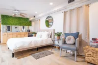 Stay in comfort and style! Encore Private Suite + Free parking! Close to Boston! Hotels in Everett