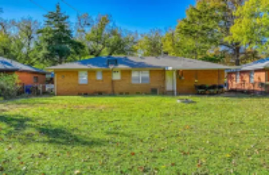 Vintage home in heart of OU country--uniquely decorated OK themed home--ATT wifi