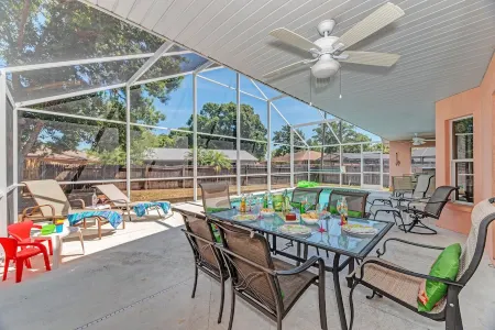 Family-Friendly Retreat: 2 Primary Bedrooms each with Ensuites Отели рядом с достопримечательностью «Селери Филдс»