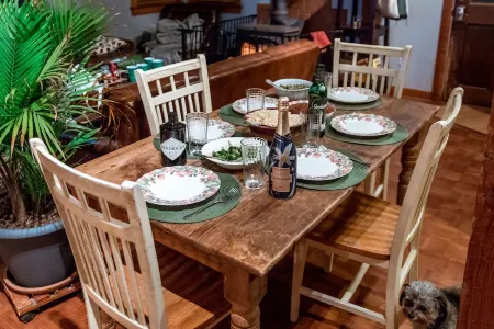 Private Home ~ All Yours ~ In town ~ fenced in yard ~ Hot Tub ~ Pets welcome!