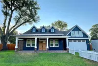 Four Bedroom Downtown Tomball Cottage Hotels near Tomball Parkway Plaza