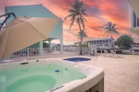 Atlantic side, quiet neighborhood ~ 3 Bed 2.5 Bath, dock, pool / hot tub, kayak