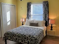 Private Retreat Bungalow-One Level, 2 blocks from Beach w/Porch & Deck Hotels in Colonial Beach