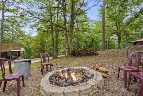 Charming Rustic Retreat - Hot Tub - Pool - Coffee - Fire Pit - 1 mile from SDC! Hotel a Sunset Cove Township