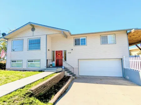 Tranquil Lakeside Escape!