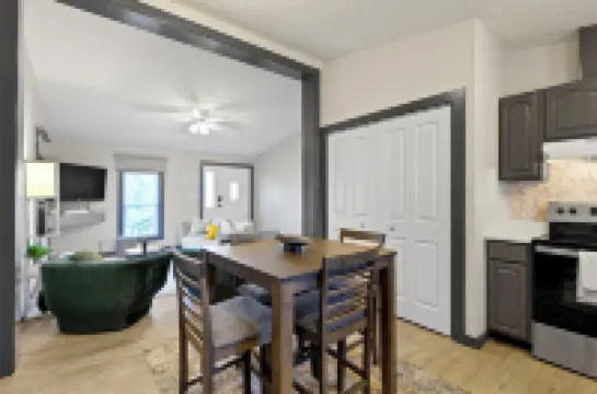 Perfect Large Group Getaway Near Grand Park, Ruoff Music Center