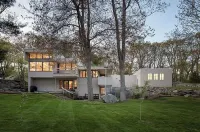 Sunny, spacious West Coast style house w/ movie room